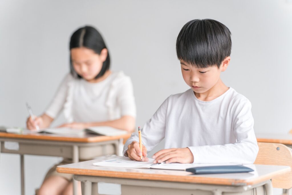 勉強する小学生